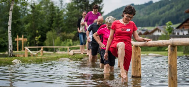 Malghe, percorsi Kneipp e cene stellate